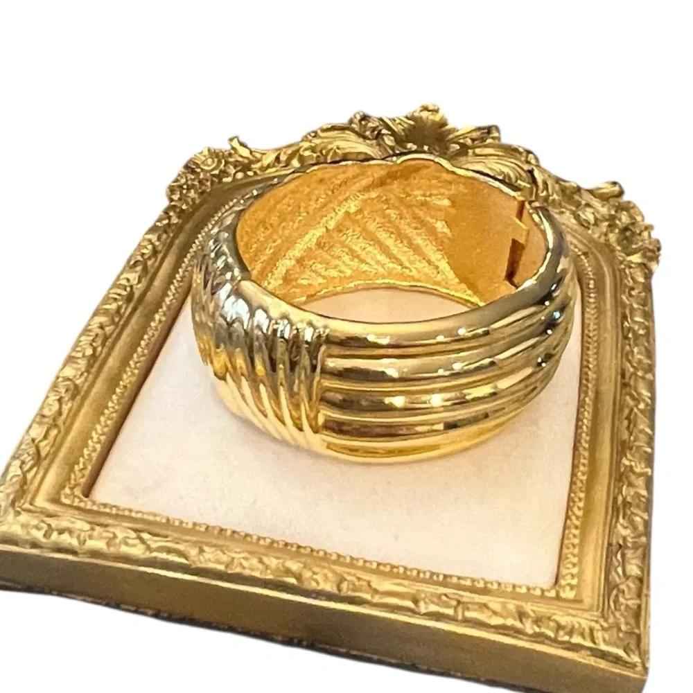 Wide Chunky Linear Ribbed Gold Tone‎ Bangle Bracelet Vintage Jewelry Boho Mod